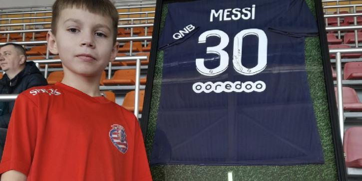Lionel Messi presented an autographed T-shirt to the Lidsky Brovar Museum